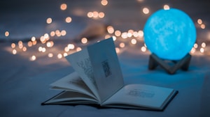 最新更新剧集《暗夜行者》海报：夜晚城市与神秘人物